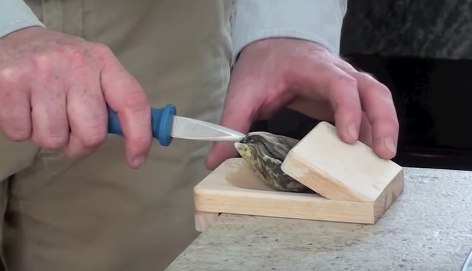 Merry Oysters - Shucking with the Clamp